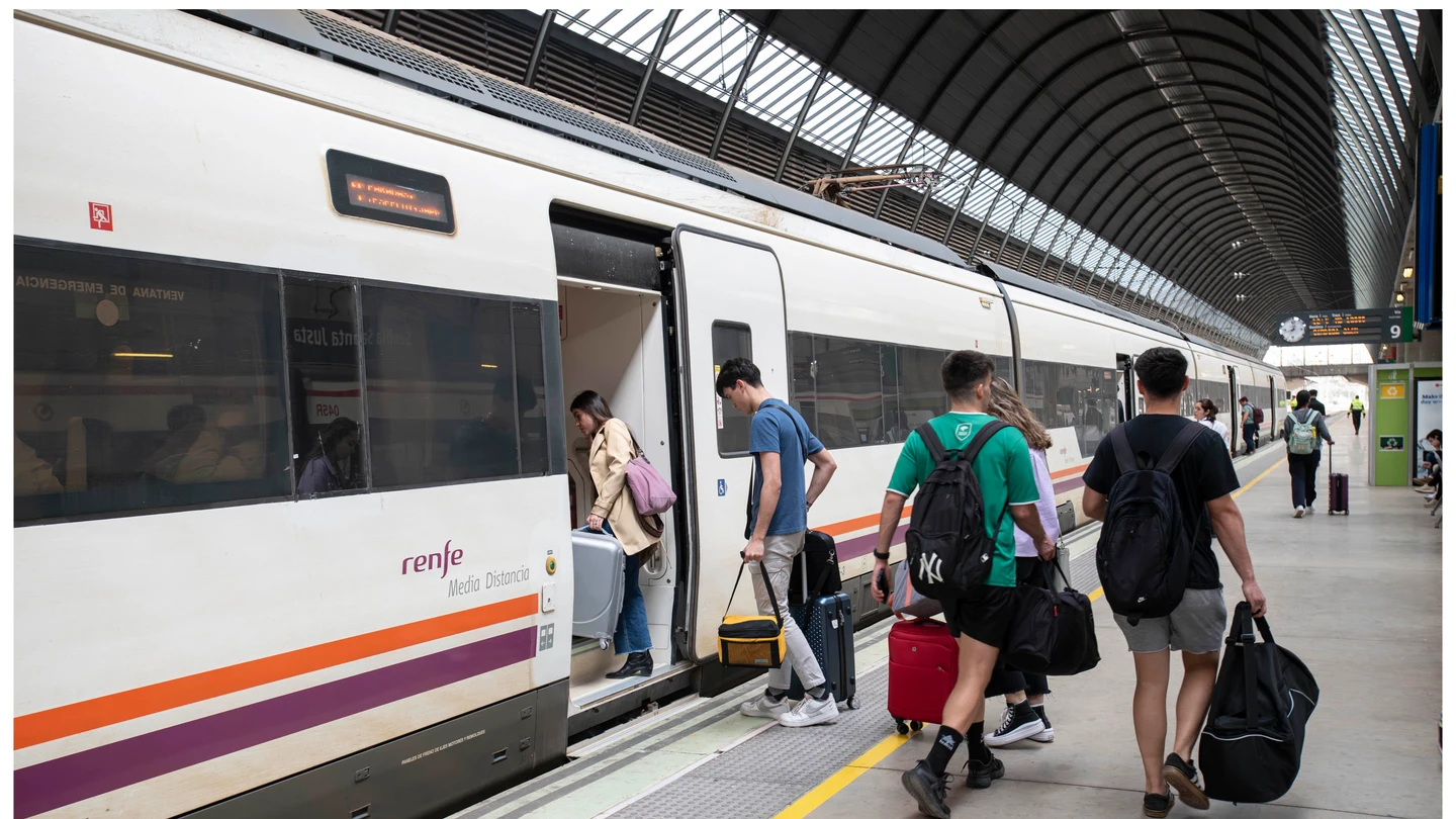 Viajeros subiendo a un tren en la estación de Santa Justa. Viajeros subiendo a un tren en la estación de Santa Justa.