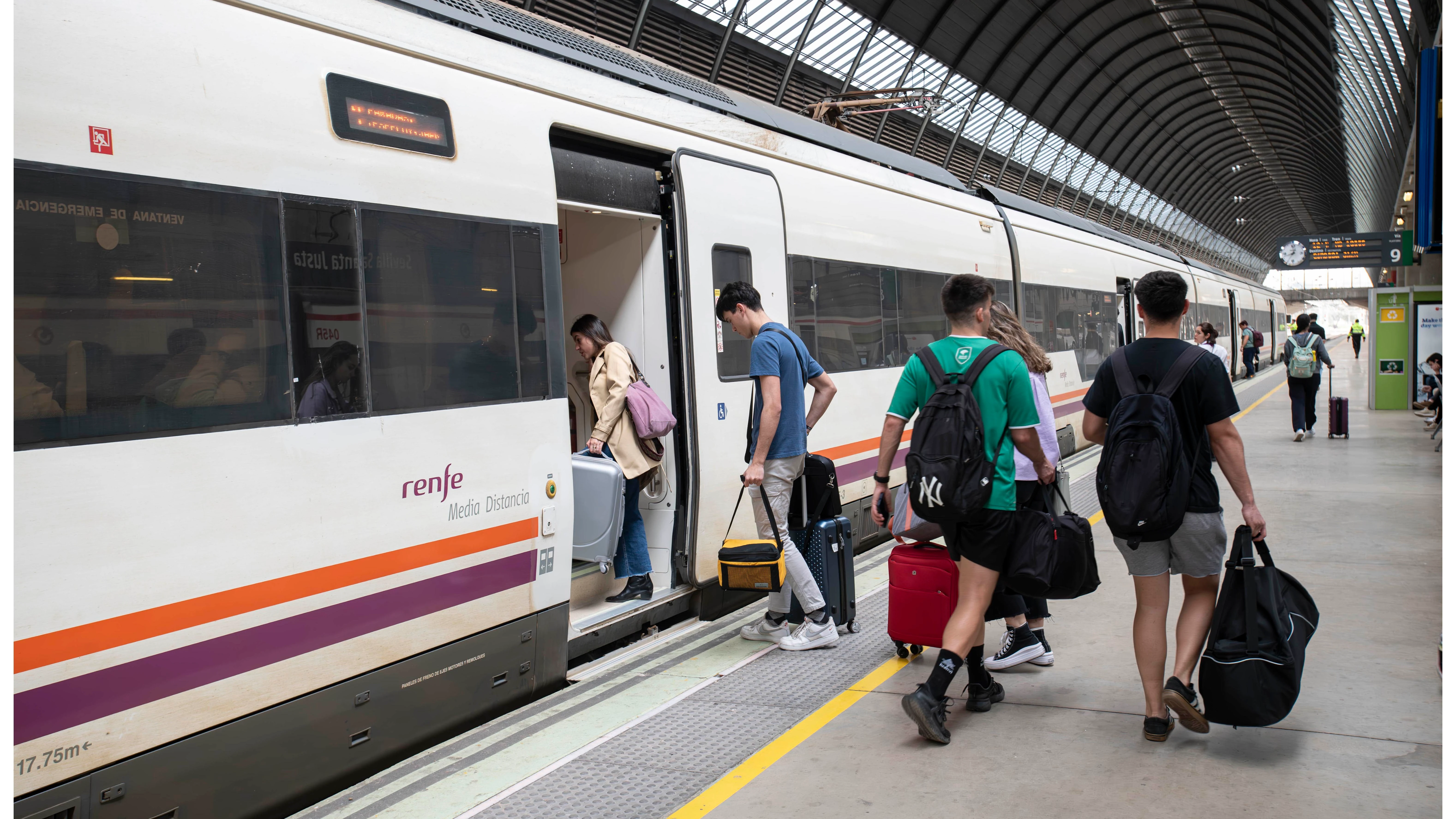 Viajeros subiendo a un tren en la estación de Santa Justa.