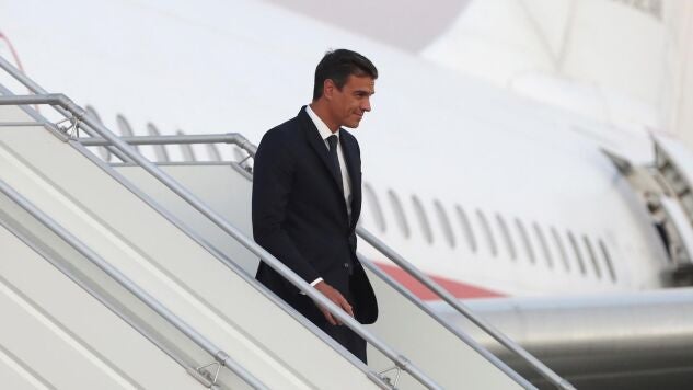 Imagen de archivo del presidente del Gobierno, Pedro S&aacute;nchez, al bajar del avi&oacute;n en un viaje oficial.