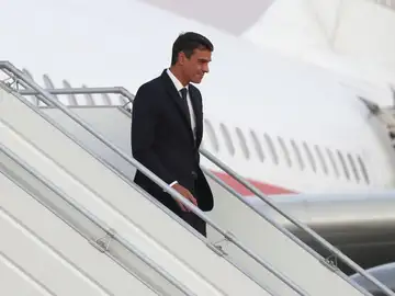 Imagen de archivo del presidente del Gobierno, Pedro Sánchez, al bajar del avión en un viaje oficial.
