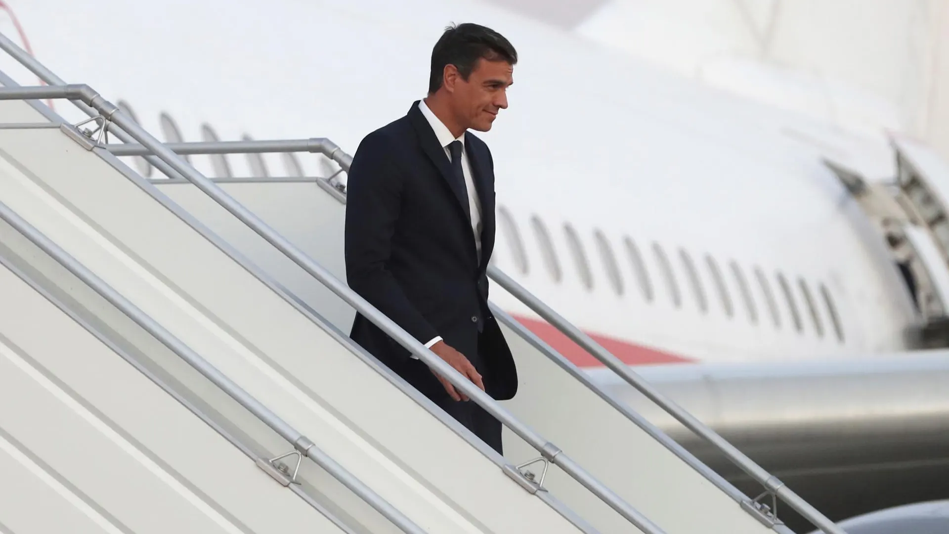 Imagen de archivo del presidente del Gobierno, Pedro Sánchez, al bajar del avión en un viaje oficial.