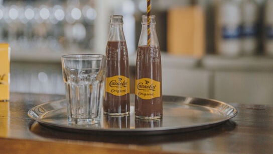 Botellas de Cacaolat en una imagen de archivo.