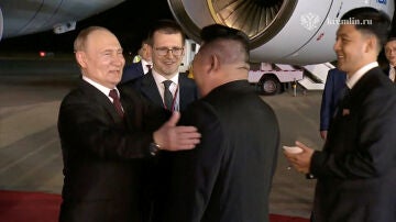 Putin en su llegada a Corea del Norte recibido por Kim Jong-un