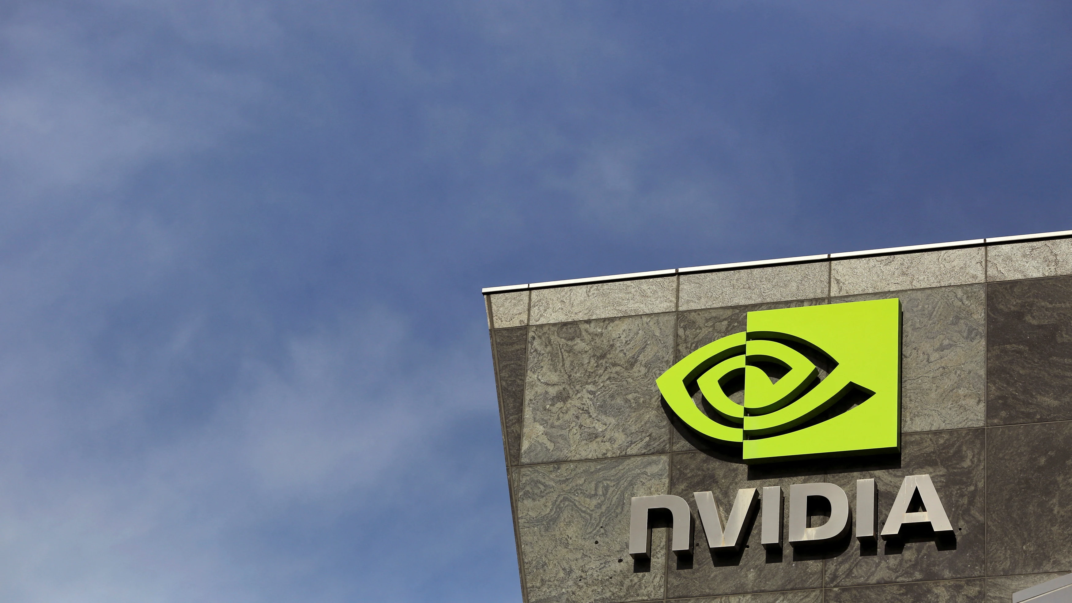 El logo de la empresa de tecnología Nvidia se ve en su sede en Santa Clar