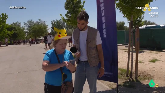 Isma Juárez, a una señora tras perderse: "Ha venido a cazar pokémon y lo que está buscando ahora es a su marido" "Todos estos de aquí tienen mucho peores pokémon que yo y muchos menos kilómetros que yo", le comenta una mujer a Isma Juárez, que en este vídeo visita el 'Pokémon Go! Fest', una reunión internacional de 'entrenadores Pokémon' en Madrid.