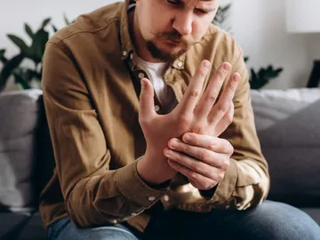 hombre se sujeta la mano hombre se sujeta la mano