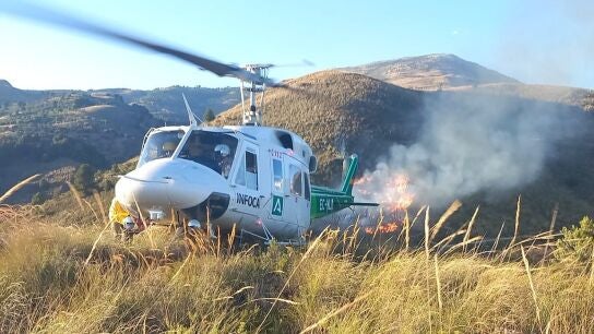 Labores de extinci&oacute;n este martes en un incendio forestal declarado en Lanjar&oacute;n (Granada), ya extinguido.