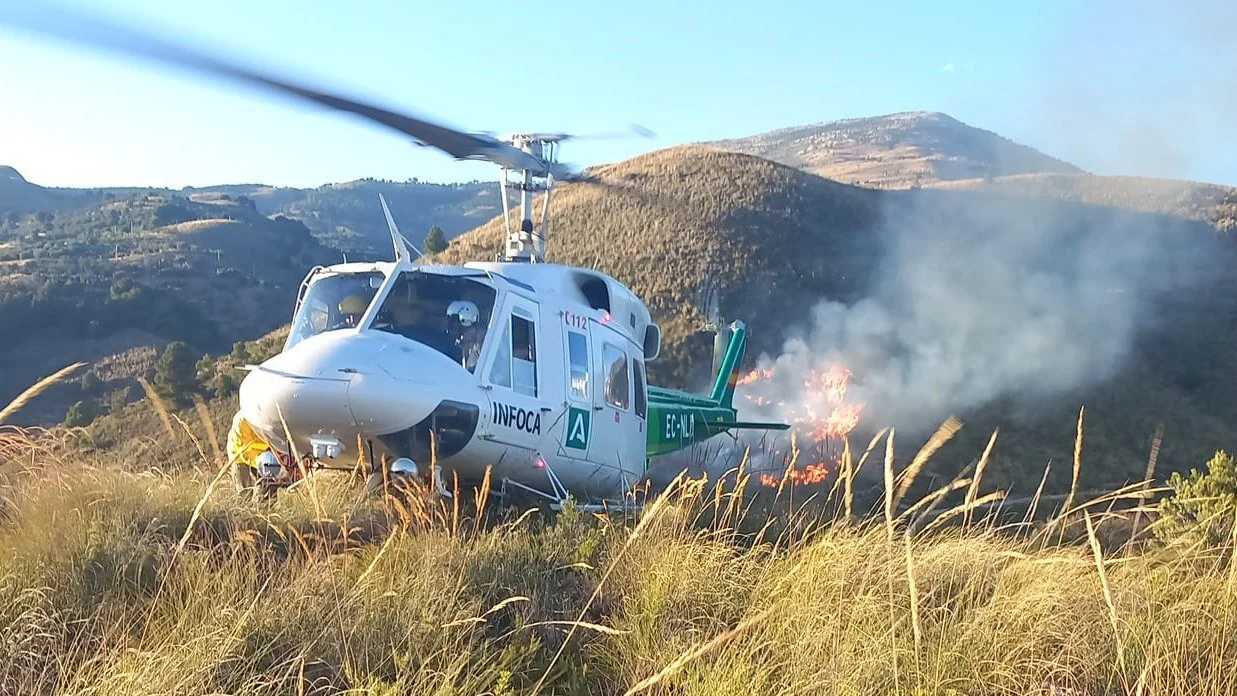 Labores de extinción este martes en un incendio forestal declarado en Lanjarón (Granada), ya extinguido.