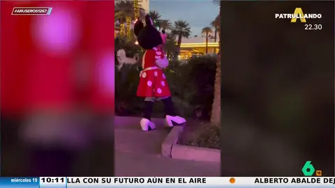 Minnie Mouse se viraliza al ser cazada fumando por una persona que pasea por Disneyland 