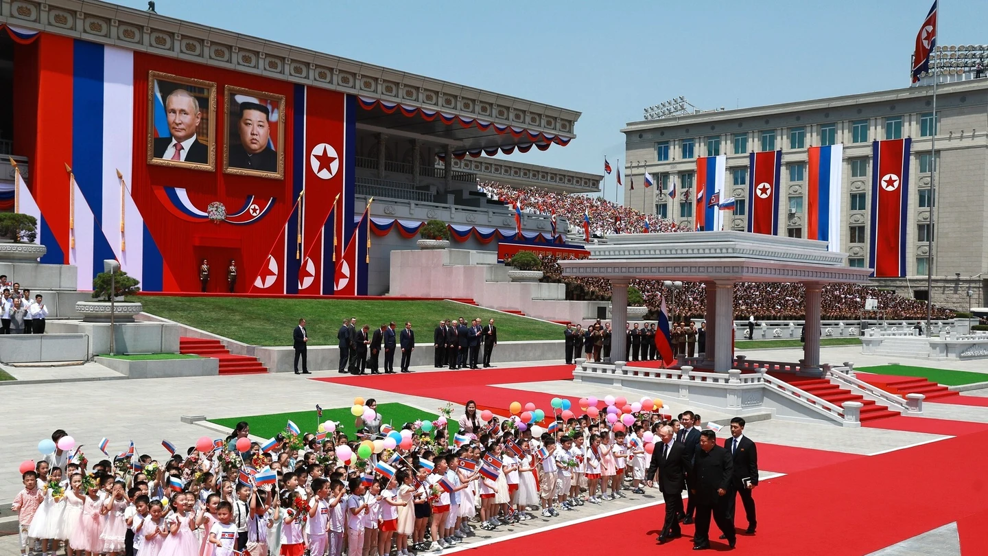 Corea del Norte se rinde ante Putin en la que es su primera visita en 24 años. Corea del Norte se rinde ante Putin en la que es su primera visita en 24 años.