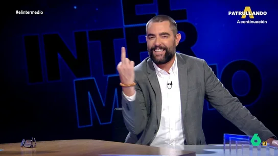 Dani Mateo acude un día más a la mesa de El Intermedio y en esta ocasión trae la última polémica que existe entre el Partido Socialista y el Partido Popular en Murcia. En el último pleno, al portavoz socilista Pepe Vélez se les escapó una pequeña peineta la cual iba dirigida a López Miras. Tras un riguroso análisis de las imágenes, el colaborador asegura que Vélez si que hizo el gesto. Además, destaca que lo más importante de todo fueron los intentos del socialista para disimular su gesto. Pues tras la peineta al popular, tal y como se puede ver en el video, empieza a zarandear los brazos. "Quiero aplaudir sus esfuerzo por disimular", termina comentando Dani Mateo. Dani Mateo acude un día más a la mesa de El Intermedio y en esta ocasión trae la última polémica que existe entre el Partido Socialista y el Partido Popular en Murcia. En el último pleno, al portavoz socilista Pepe Vélez se les escapó una pequeña peineta la cual iba dirigida a López Miras. Tras un riguroso análisis de las imágenes, el colaborador asegura que Vélez si que hizo el gesto. Además, destaca que lo más importante de todo fueron los intentos del socialista para disimular su gesto. P...
