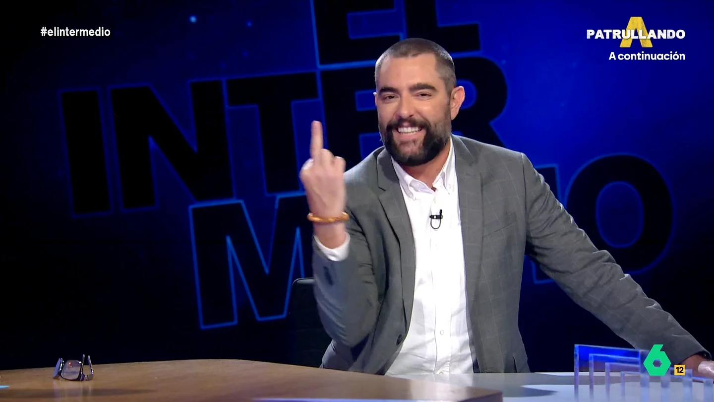 Dani Mateo acude un día más a la mesa de El Intermedio y en esta ocasión trae la última polémica que existe entre el Partido Socialista y el Partido Popular en Murcia. En el último pleno, al portavoz socilista Pepe Vélez se les escapó una pequeña peineta la cual iba dirigida a López Miras. Tras un riguroso análisis de las imágenes, el colaborador asegura que Vélez si que hizo el gesto. Además, destaca que lo más importante de todo fueron los intentos del socialista para disimular su gesto. Pues tras la peineta al popular, tal y como se puede ver en el video, empieza a zarandear los brazos. "Quiero aplaudir sus esfuerzo por disimular", termina comentando Dani Mateo. Dani Mateo acude un día más a la mesa de El Intermedio y en esta ocasión trae la última polémica que existe entre el Partido Socialista y el Partido Popular en Murcia. En el último pleno, al portavoz socilista Pepe Vélez se les escapó una pequeña peineta la cual iba dirigida a López Miras. Tras un riguroso análisis de las imágenes, el colaborador asegura que Vélez si que hizo el gesto. Además, destaca que lo más importante de todo fueron los intentos del socialista para disimular su gesto. P...