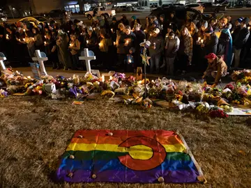 Homenaje a las víctimas del tiroteo de 2022 en Colorado Springs.