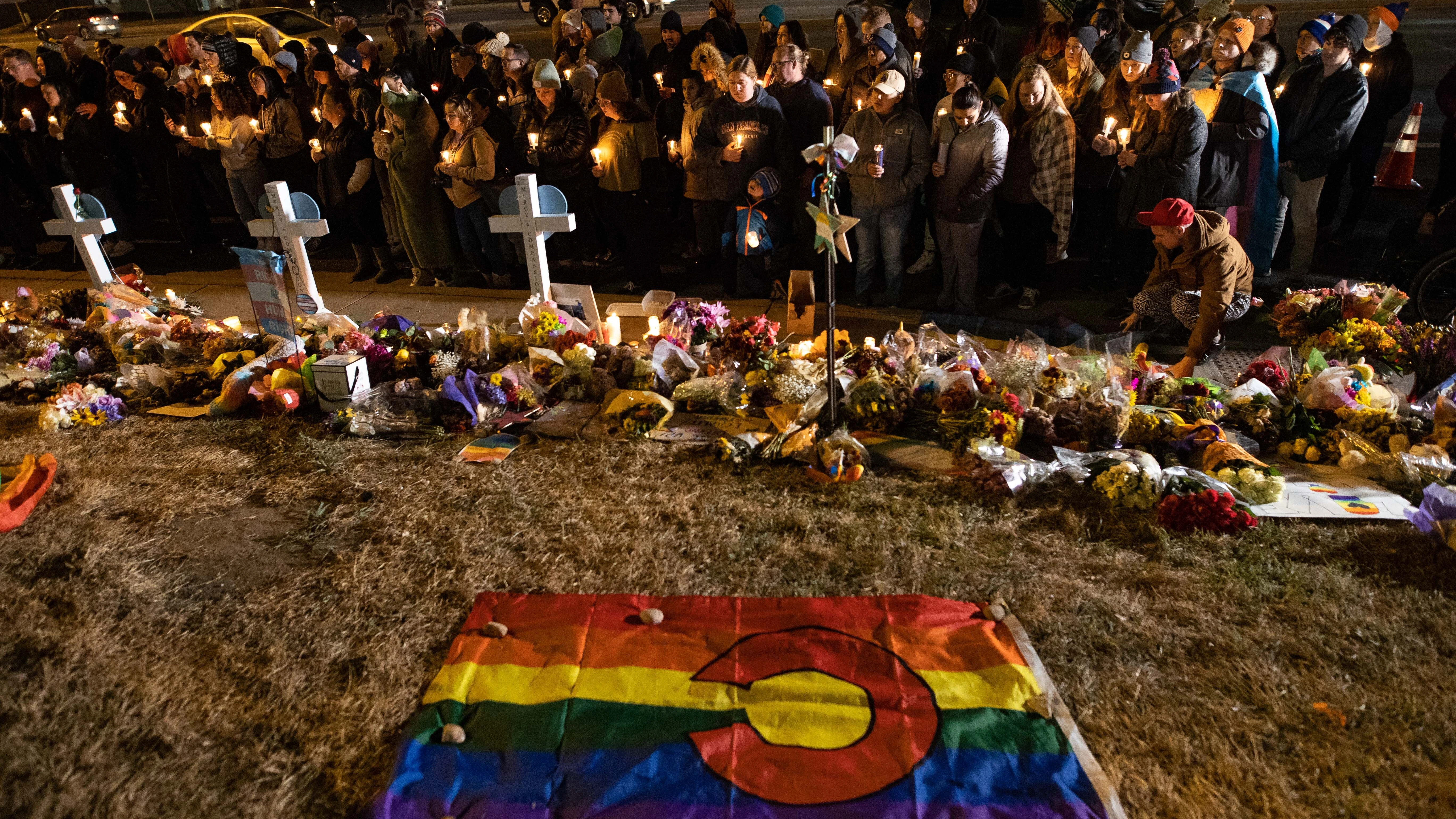 Homenaje a las víctimas del tiroteo de 2022 en Colorado Springs.