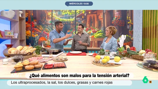 Pablo Ojeda analiza los diferentes tipos de sal: de la mejor para las embarazadas a las de sabores Pablo Ojeda aborda la cuestión de la tensión arterial y los alimentos y analiza al gran enemigo: la sal. En este vídeo, analiza los diferentes tipos de sal y explica cuáles son sus virtudes y los aspectos con los que hay que tener más cuidado.