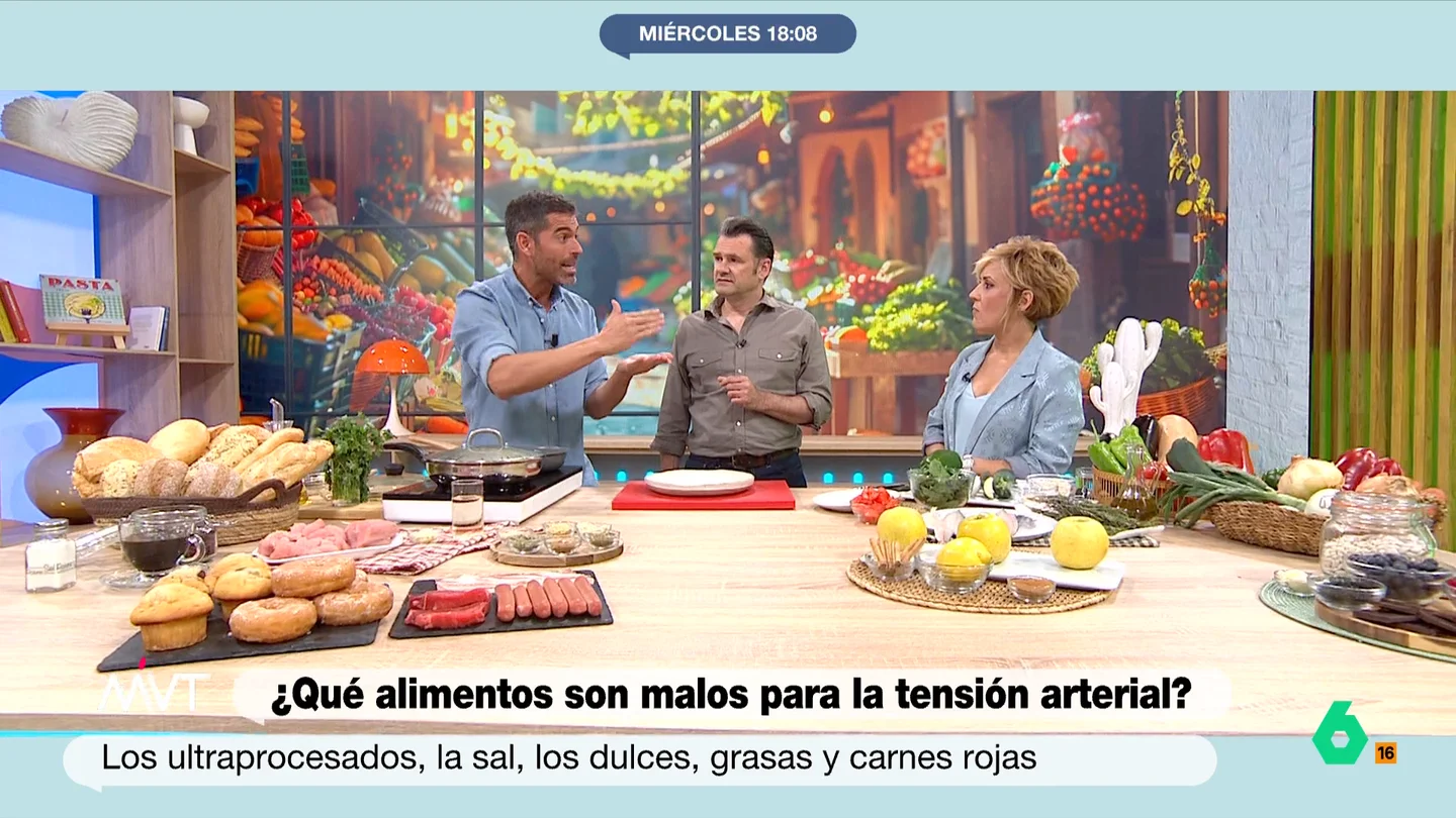 Pablo Ojeda analiza los diferentes tipos de sal: de la mejor para las embarazadas a las de sabores Pablo Ojeda aborda la cuestión de la tensión arterial y los alimentos y analiza al gran enemigo: la sal. En este vídeo, analiza los diferentes tipos de sal y explica cuáles son sus virtudes y los aspectos con los que hay que tener más cuidado.