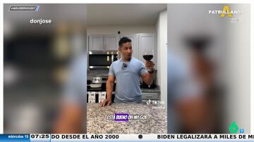 Una persona de República Dominicana se graba probando el kalimotxo por primera vez: "Esto es peligroso mi gente"