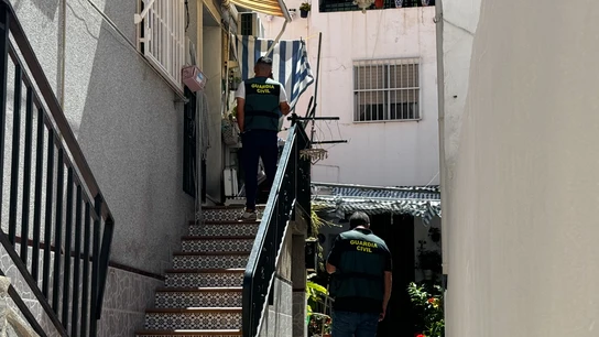 Agentes de la Guardia Civil inspeccionan el exterior de la vivienda en Castell de Ferro (Granada) Agentes de la Guardia Civil inspeccionan el exterior de la vivienda en Castell de Ferro (Granada)