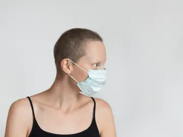 mujer con mascarilla mujer con mascarilla