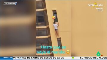 Un amante se cuelga de la ventana de un edificio de 20 pisos para no ser pillado por el marido y el vecino lo graba