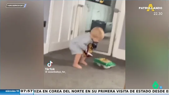 El gracioso vídeo viral de un bebé que intenta llevar todos sus snacks en un solo viaje pero tiene dificultades por el camino El gracioso vídeo viral de un bebé que intenta llevar todos sus snacks en un solo viaje pero tiene dificultades por el camino
