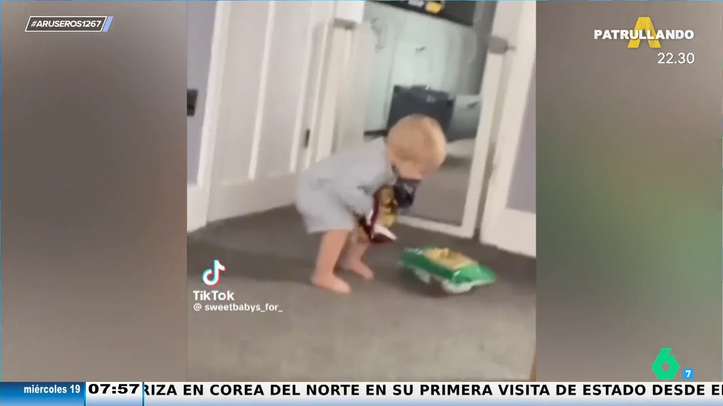 El gracioso vídeo viral de un bebé que intenta llevar todos sus snacks en un solo viaje pero tiene dificultades por el camino El gracioso vídeo viral de un bebé que intenta llevar todos sus snacks en un solo viaje pero tiene dificultades por el camino