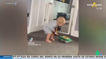 El gracioso vídeo viral de un bebé que intenta llevar todos sus snacks en un solo viaje pero tiene dificultades por el camino