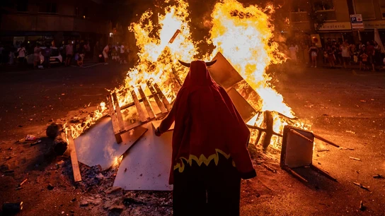 Uno de los Diablos de Sant Antoni frente a una hoguera en la noche de San Juan de Barcelona. Uno de los Diablos de Sant Antoni frente a una hoguera en la noche de San Juan de Barcelona.
