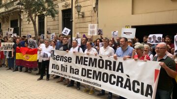 Protesta ante el Parlament balear para exigir la dimisión de Gabriel Le Senn (Vox), presidente de la Cámara.