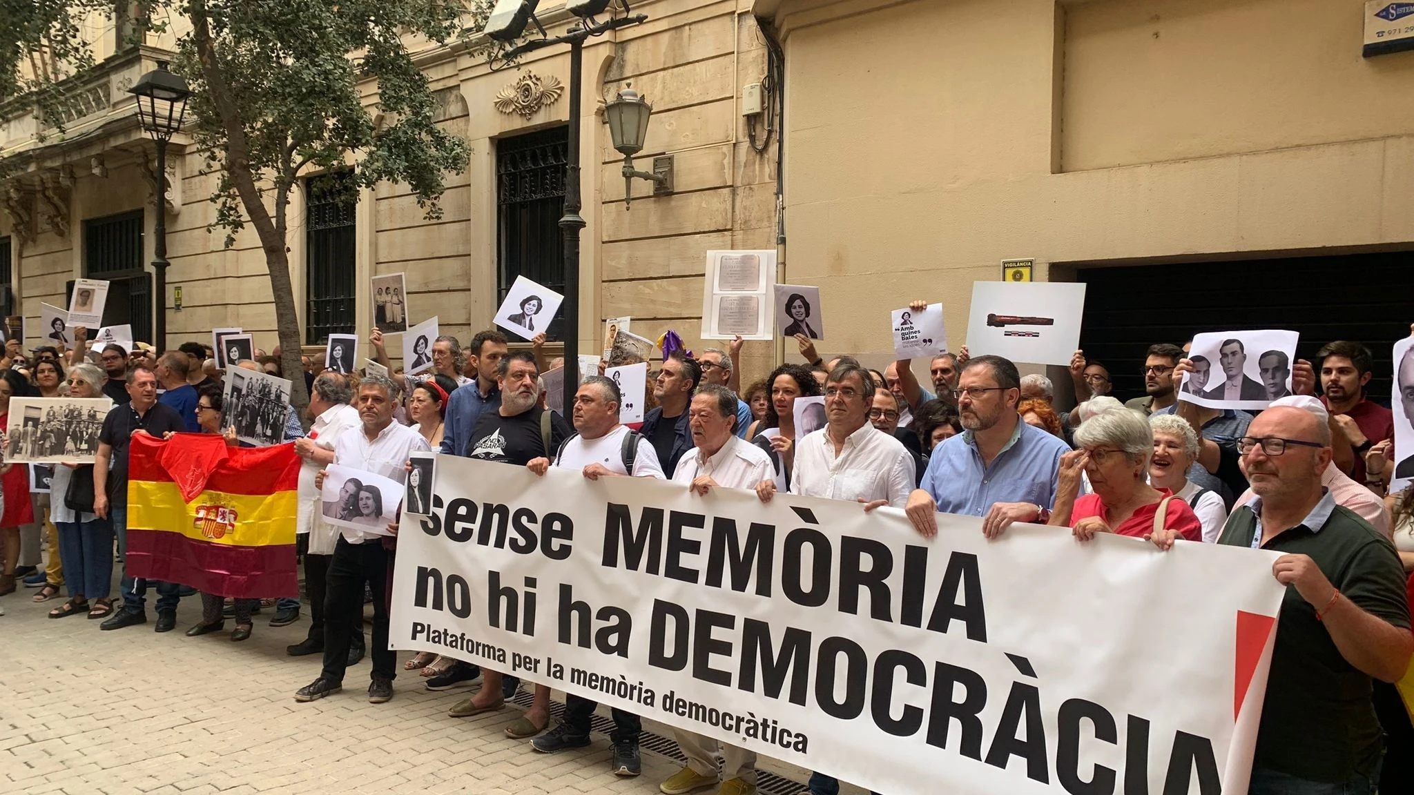 Protesta ante el Parlament balear para exigir la dimisión de Gabriel Le Senn (Vox), presidente de la Cámara.