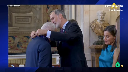 Dani Mateo, al ver el 'lio' de Felipe VI al poner una medalla Dani Mateo hace en este vídeo el análisis más crítico de la celebración del décimo aniversario de la proclamación de Felipe VI, desde los cañonazos, hasta el percance del rey al poner a un hombre una medalla al Mérito Civil.