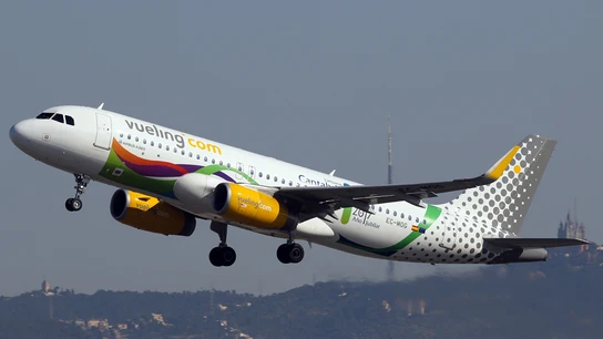 Foto de archivo de una aeronave de Vueling. Multa de 28.000 euros a Vueling por negar el embarque a una mujer que llevaba escote