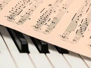 Una partitura de música sobre un piano