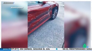 Dejan una nota a una señora en su parabrisas con dos chocolatinas como indemnización por destrozarle la puerta del coche