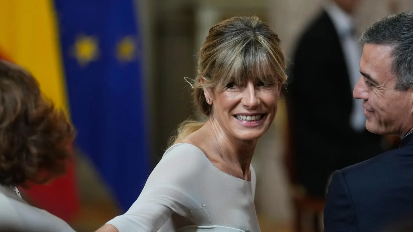 El presidente del Gobierno, Pedro Sánchez (d), junto a su mujer Begoña Gómez (i). El presidente del Gobierno, Pedro Sánchez (d), junto a su mujer Begoña Gómez (i).