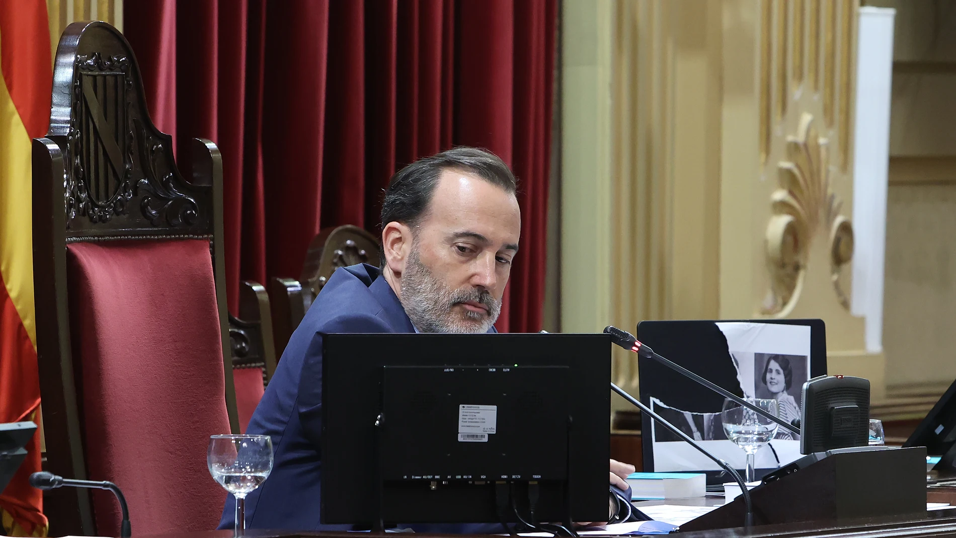 El presidente del Parlament de Baleares, Gabriel Le Senne, junto a la foto que rompió 