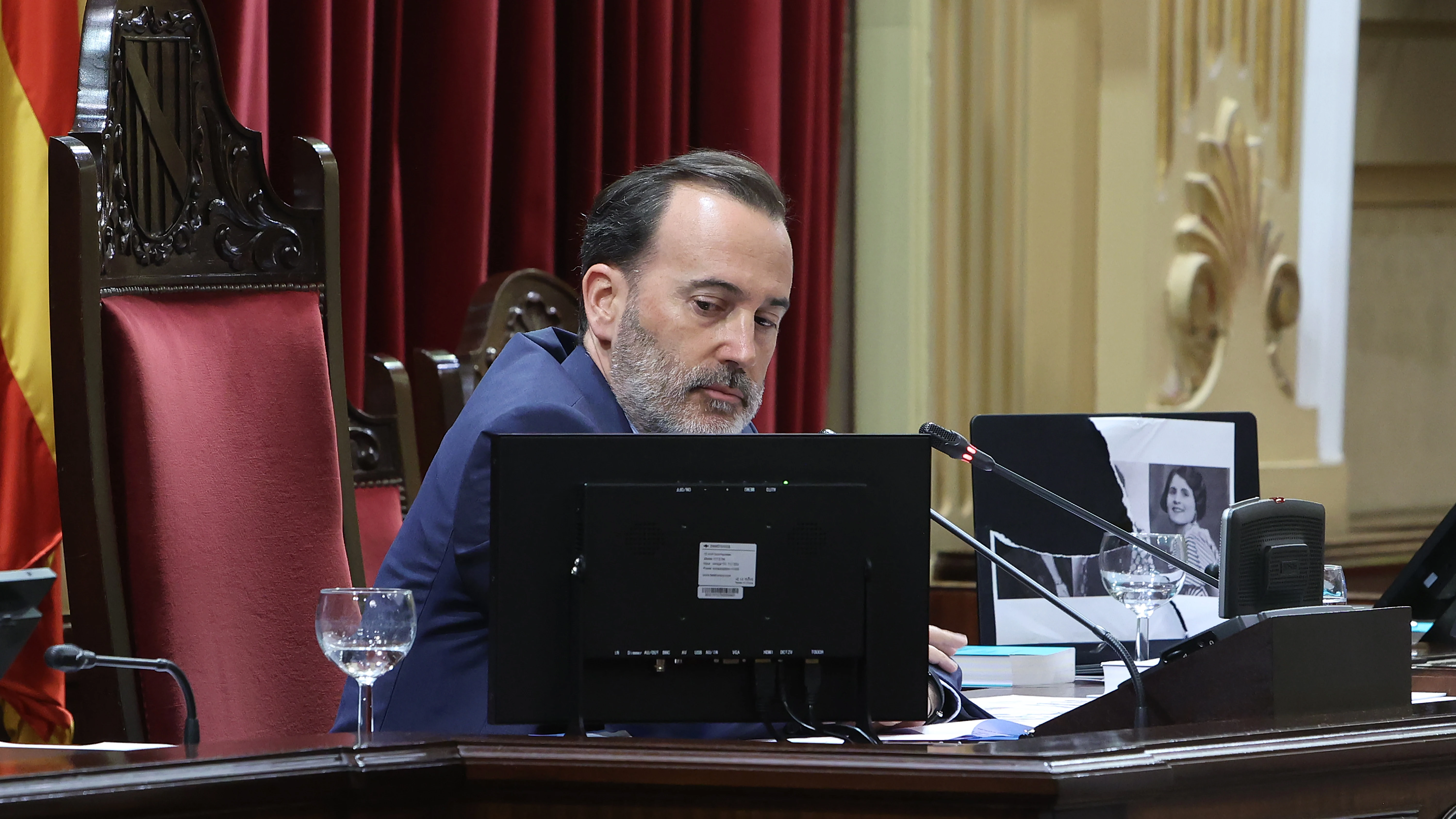 El presidente del Parlament de Baleares, Gabriel Le Senne, junto a la foto que rompió 