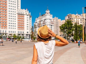 Chica joven en la Plaza de España de Madrid en verano