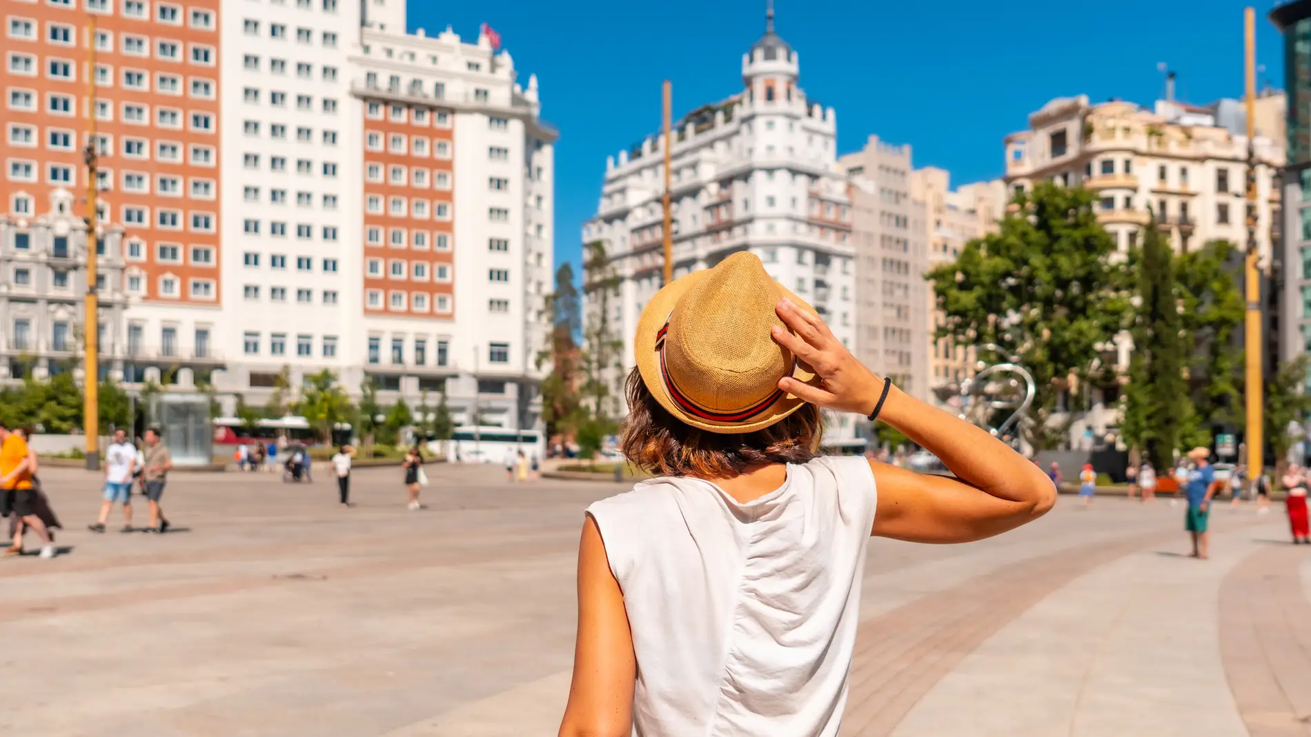 Chica joven en la Plaza de España de Madrid en verano