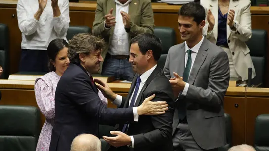 Imanol Pradales y Eneko Andueza tras la investidura de el del PNV como lehendakari Imanol Pradales y Eneko Andueza tras la investidura de el del PNV como lehendakari