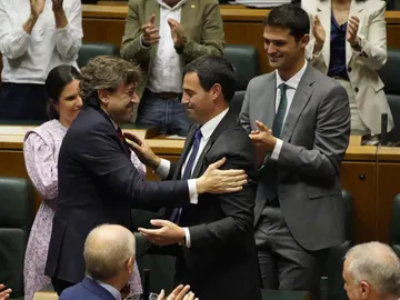 Imanol Pradales y Eneko Andueza tras la investidura de el del PNV como lehendakari Imanol Pradales y Eneko Andueza tras la investidura de el del PNV como lehendakari