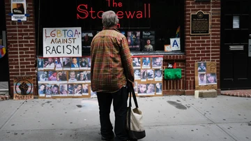 Un memorial frente al Stonewall Inn, el bar donde surgió el germen de Orgullo