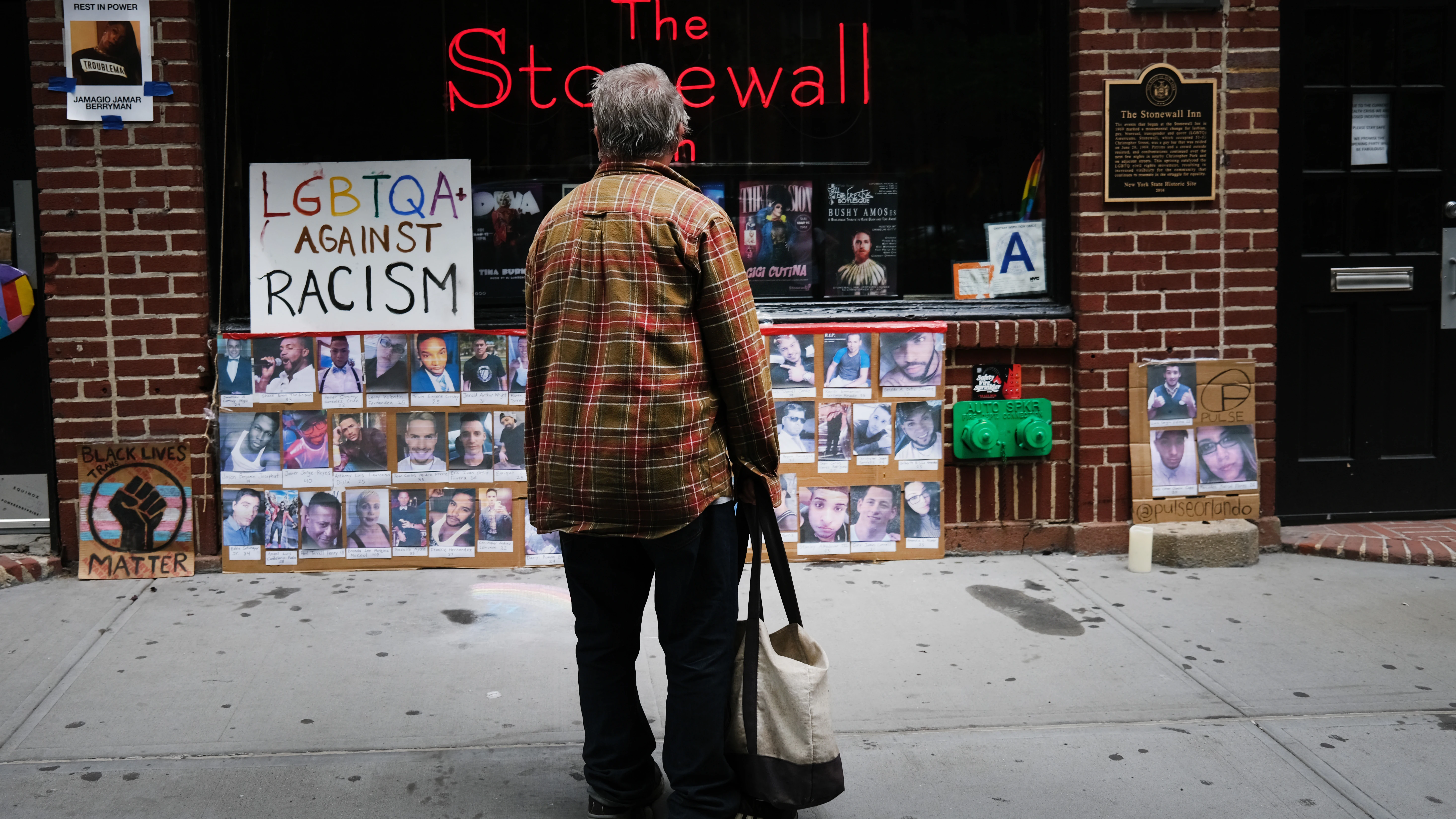 Un memorial frente al Stonewall Inn, el bar donde surgió el germen de Orgullo
