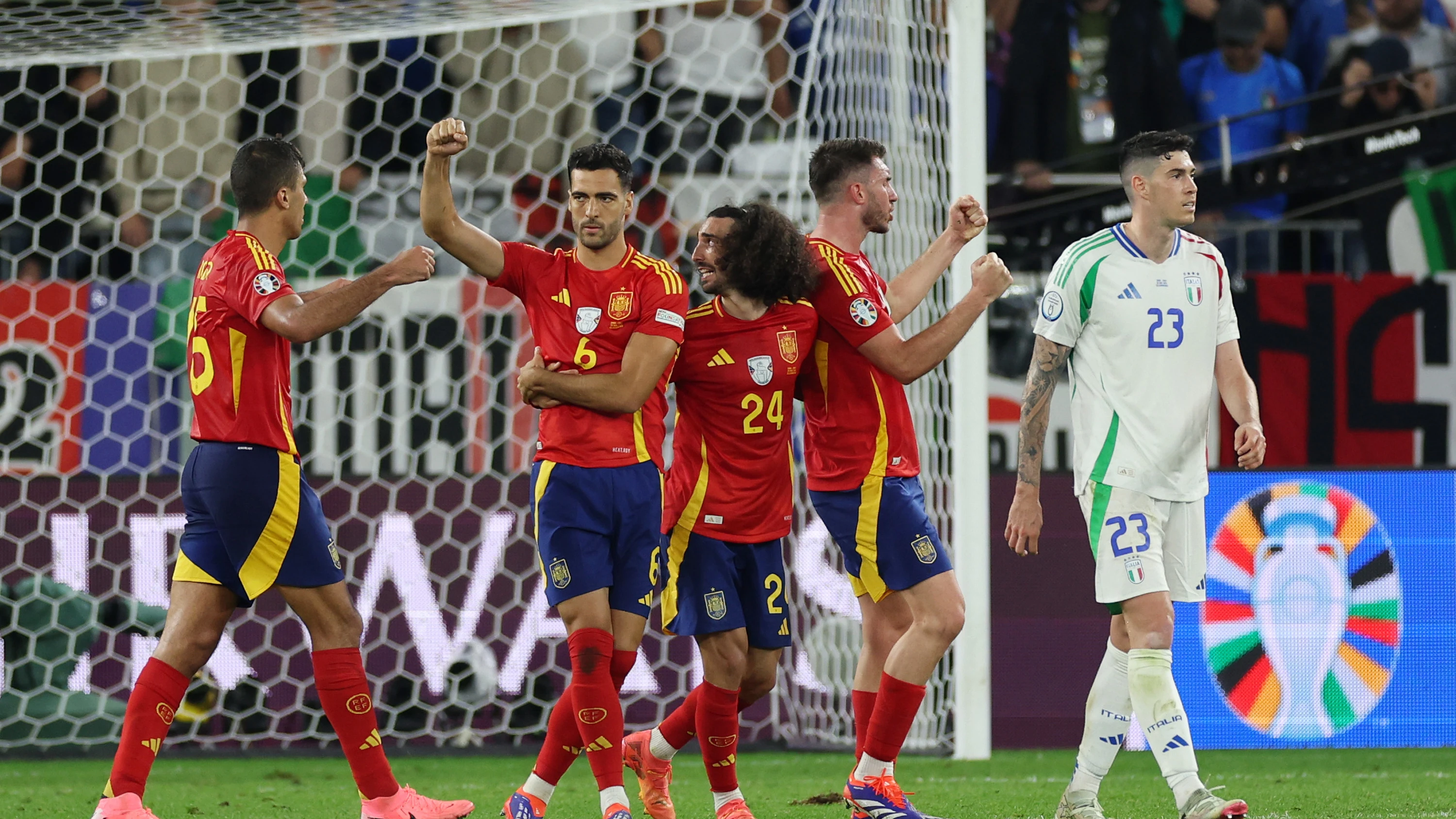 Rodri, Cucurella, Mikel Merino y Laporte celebrando el pase de España a octavos
