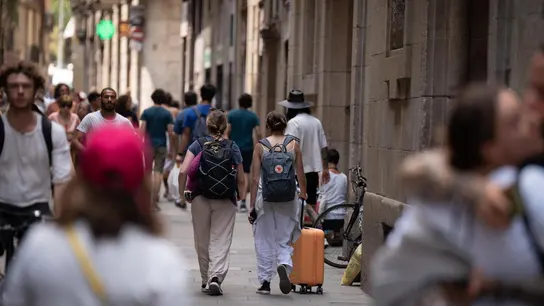 Varias personas pasean por Las Ramblas, en Barcelona. Varias personas pasean por Las Ramblas, en Barcelona.