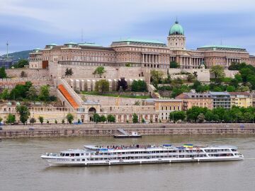 Crucero por el Danubio a la altura de Budapest