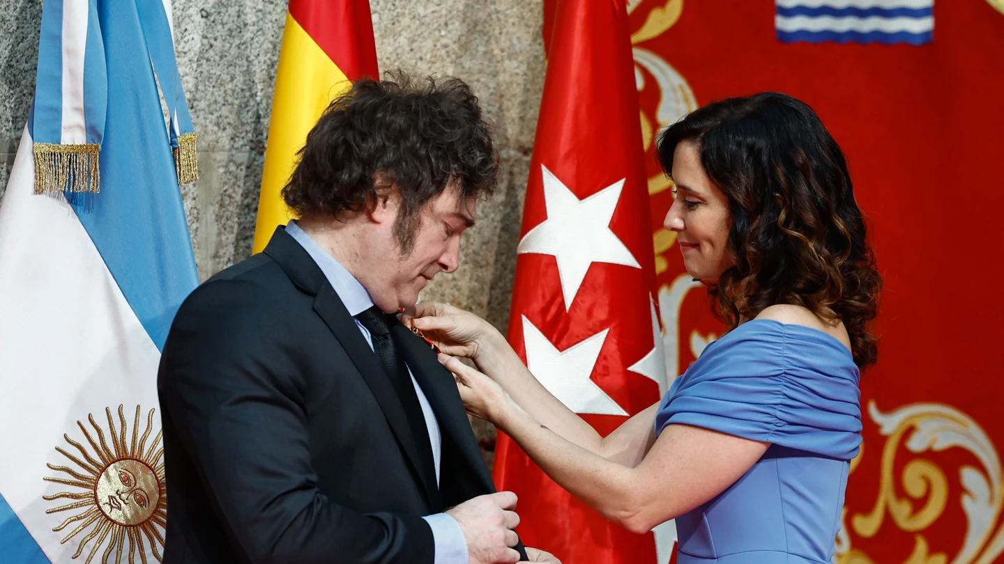 La presidenta de la Comunidad de Madrid, Isabel Díaz Ayuso, entrega la Medalla Internacional de la Comunidad de Madrid al presidente de Argentina, Javier Milei La presidenta de la Comunidad de Madrid, Isabel Díaz Ayuso, entrega la Medalla Internacional de la Comunidad de Madrid al presidente de Argentina, Javier Milei