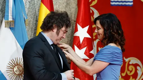 La presidenta de la Comunidad de Madrid, Isabel Díaz Ayuso, entrega la Medalla Internacional de la Comunidad de Madrid al presidente de Argentina, Javier Milei
