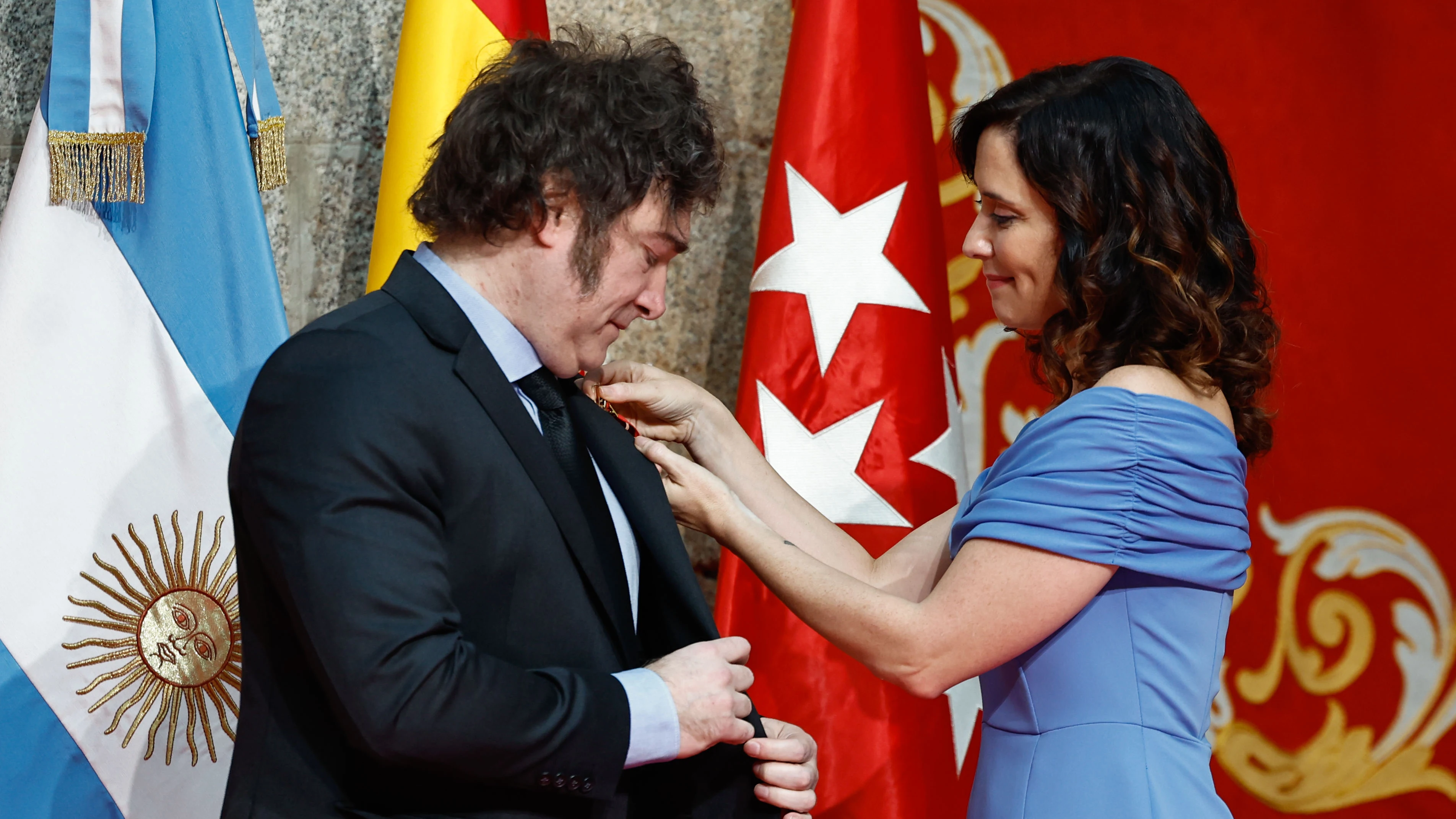 La presidenta de la Comunidad de Madrid, Isabel Díaz Ayuso, entrega la Medalla Internacional de la Comunidad de Madrid al presidente de Argentina, Javier Milei