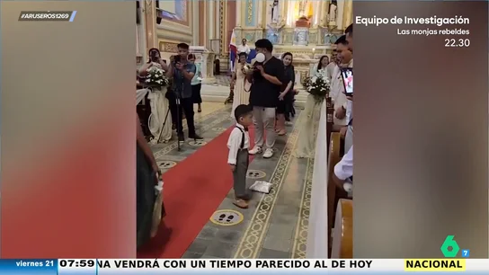 El vídeo viral de un niño que se harta del fotógrafo de la boda y tira las alianzas al suelo: "Se acabó la fiesta" El vídeo viral de un niño que se harta del fotógrafo de la boda y tira las alianzas al suelo: "Se acabó la fiesta"
